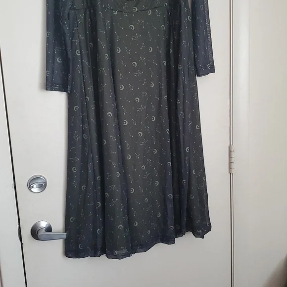 Daisy's Street Gold Constellation Chain Belt Long-sleeve Dress (Plus size) - Picture 4 of 16